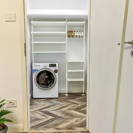 5 Min To Everything-stylish-modern-old Center Apartment Brasov
